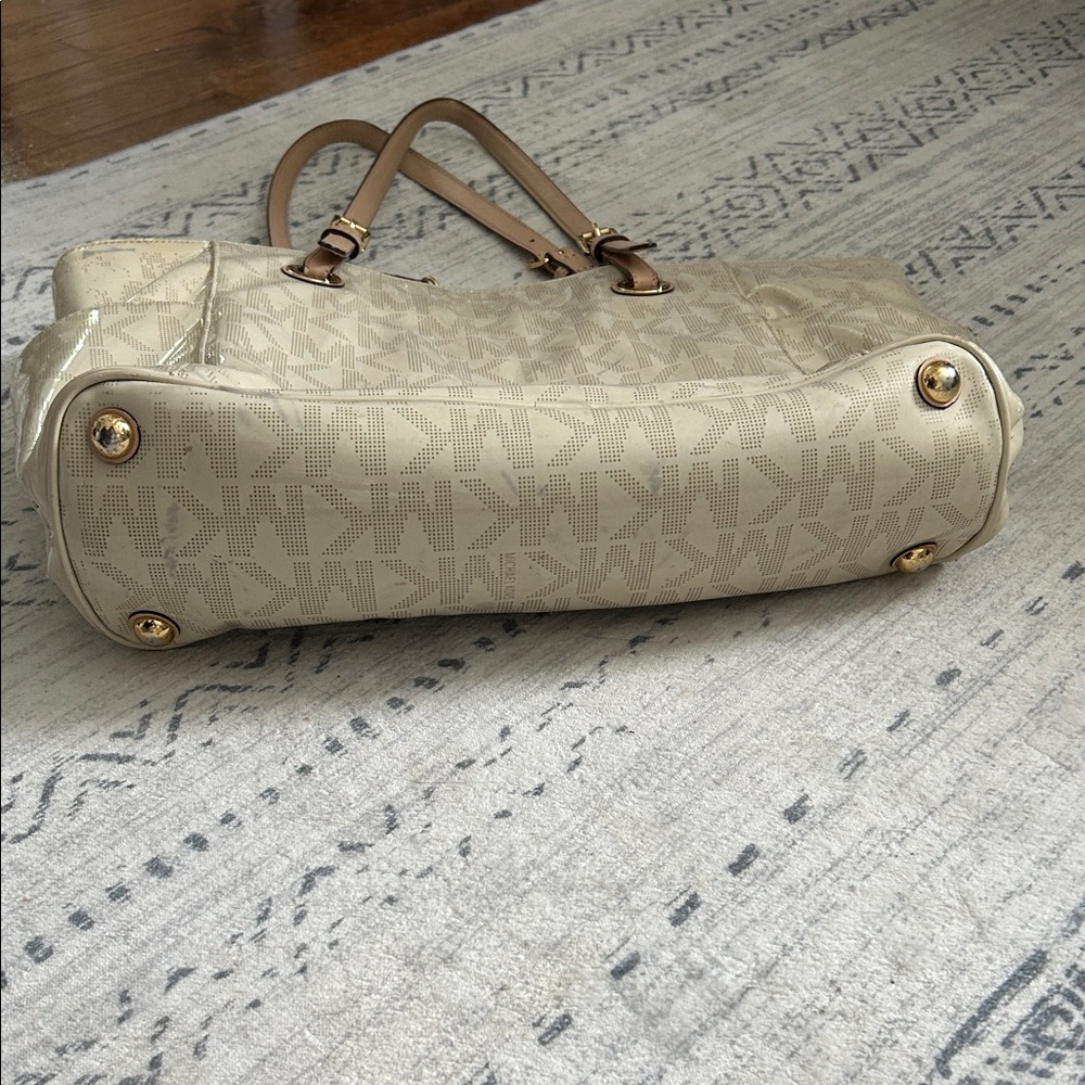 Michael Kors Cream Tote Bag has some wear as shown on pictures! - Picture 3 of 9